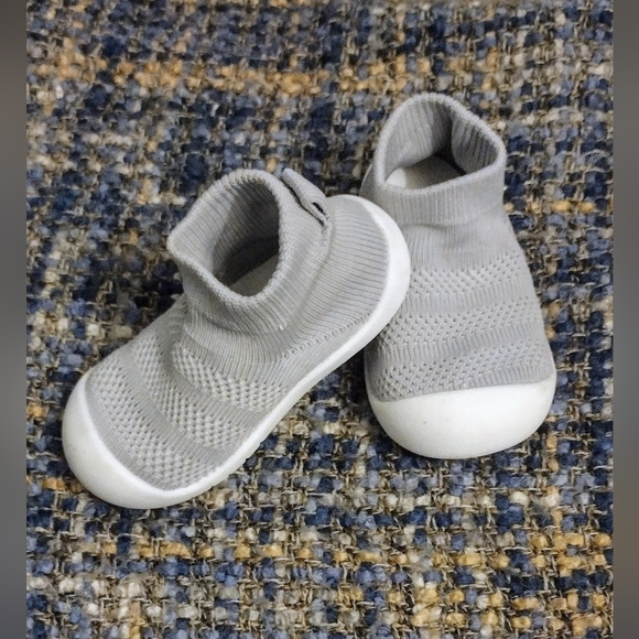 Slip on gray baby shoes - Picture 2 of 3